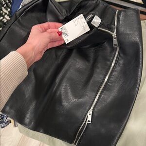 Chic Black Leather Skirt with Zipper Detail